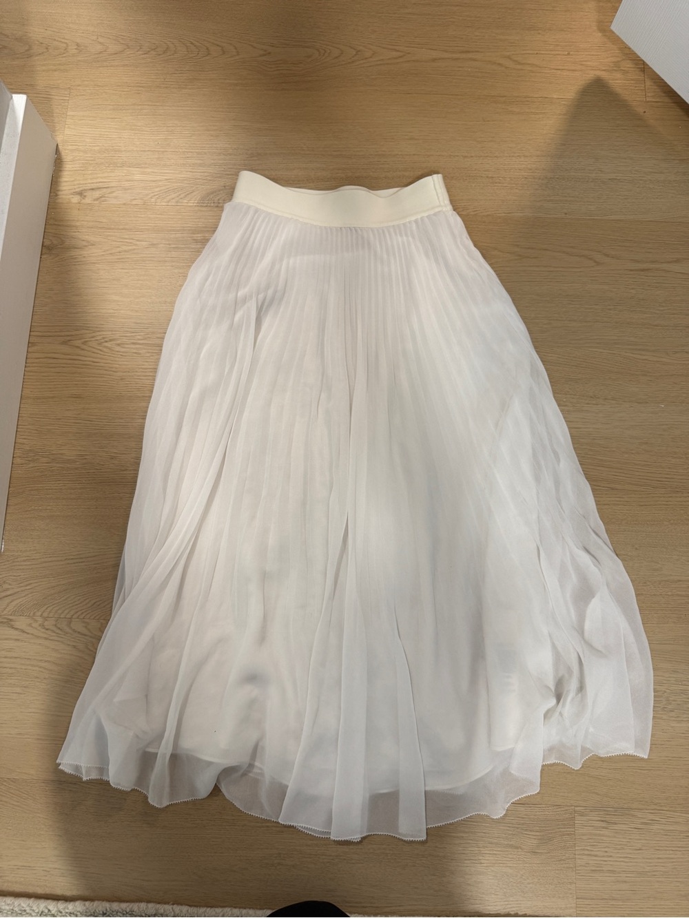 Aritzia White Pleated Midi Skirt XS